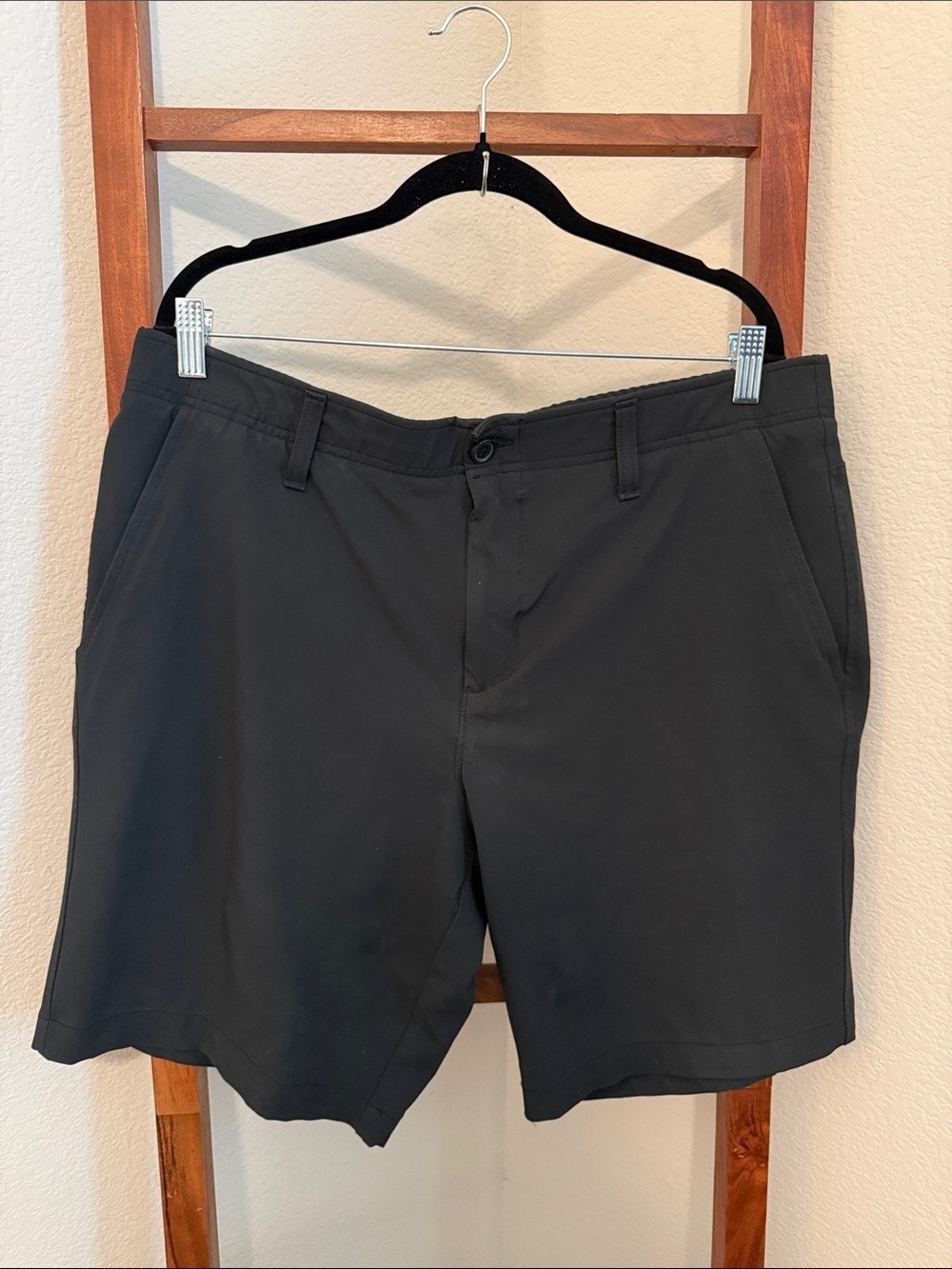 Under Armour Black Flat-Front Performance Golf Shorts Size 38
